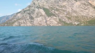 İtalya 'daki güzel Garda Gölü, Riva del Garda' dan kalkan bir turist feribotunda görüldü. Çok güzel bir yaz günü, biraz bulutlu. 4K stok video
