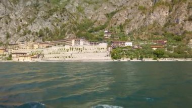 Garda gölü kıyısındaki Limone şehrine doğru yol alıyoruz. Turist feribotundan vurulmuş. Güneşli güzel bir yaz günü. 4K stok video