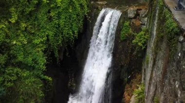 İtalya, Riva del Garda 'da, Parco Grotta Cascate del Varone' da küçük bir şelale. Parco Grotta, yüksek şelaleli bir doğa parkı. Şelaleyi ve güzel bahçeyi görmeye gelen turistler için çok popüler bir yer..