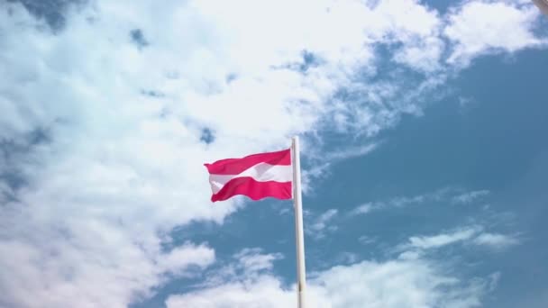 オーストリアの国旗が風になびく 背景には青空と白い雲が広がり とても美しい夏の日です 4Kストックビデオ — ストック動画