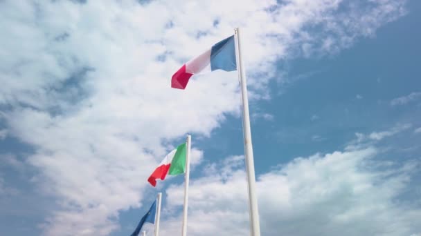 Franse Italiaanse Vlaggen Wapperen Wind Het Een Prachtige Zonnige Zomerdag — Stockvideo