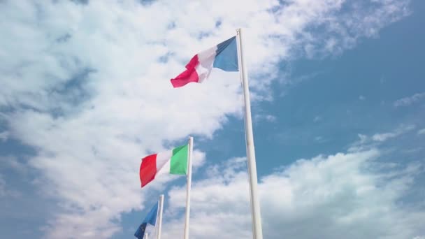 Francouzské Evropské Italské Vlajky Vlající Větru Krásný Slunečný Letní Den — Stock video