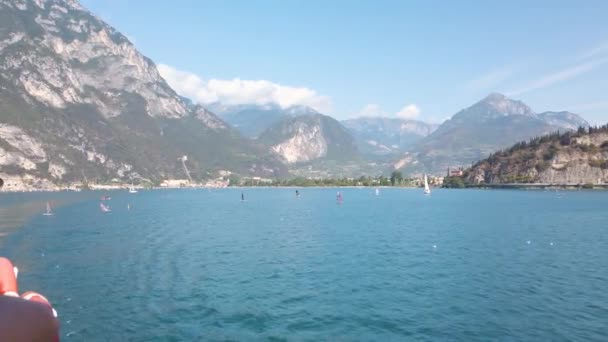 Gyönyörű Garda Olaszországban Fedélzeten Egy Turista Komp Vitorlázás Riva Del — Stock videók
