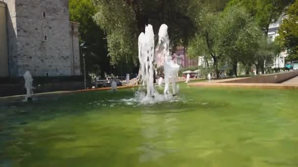 Piccola Fontana Nella Bellissima Città Riva Del Garda Italia Una — Video Stock