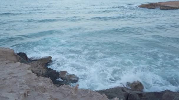 Golven Crashen Rotsen Het Strand Zenia Spanje Het Water Heeft — Stockvideo
