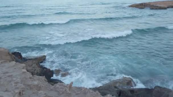 Onde Che Infrangono Sugli Scogli Sulla Spiaggia Zenia Spagna Acqua — Video Stock