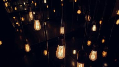 Eski moda tungsten lambaları siyah arka planda yanıp sönüyor. Yavaş çekim 4K.