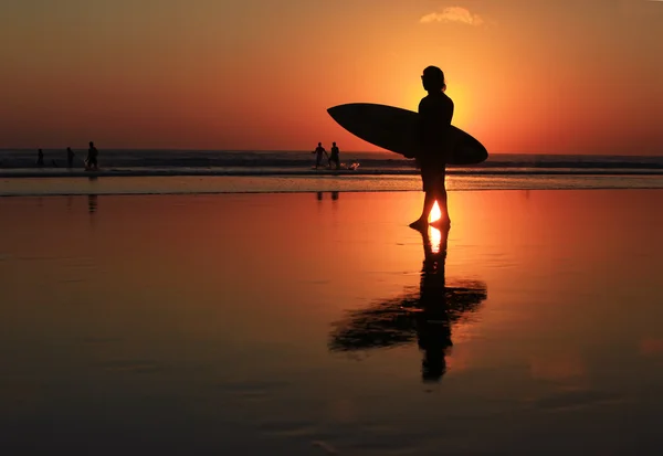 Surfeur au coucher du soleil — Photo