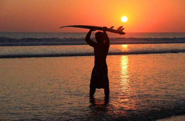 Surfare på sunset — Stockfoto
