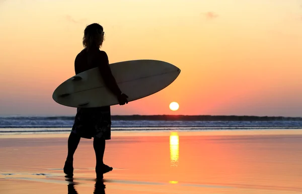 Surfeur au coucher du soleil — Photo