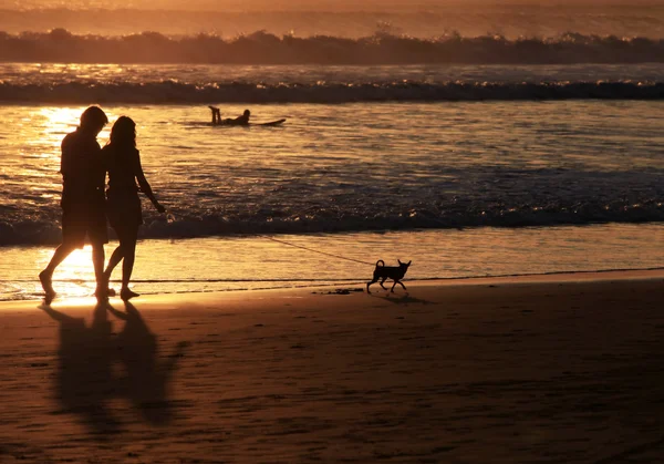 Couple au coucher du soleil — Photo