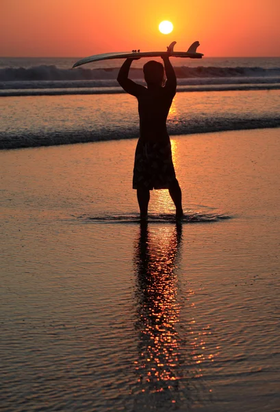 Surfeur au coucher du soleil — Photo