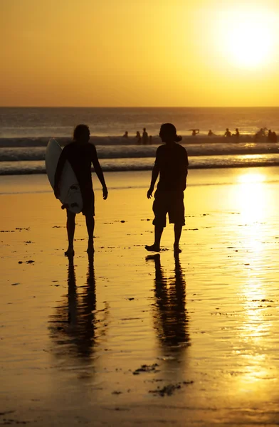 Surfers op een kustlijn — Stockfoto