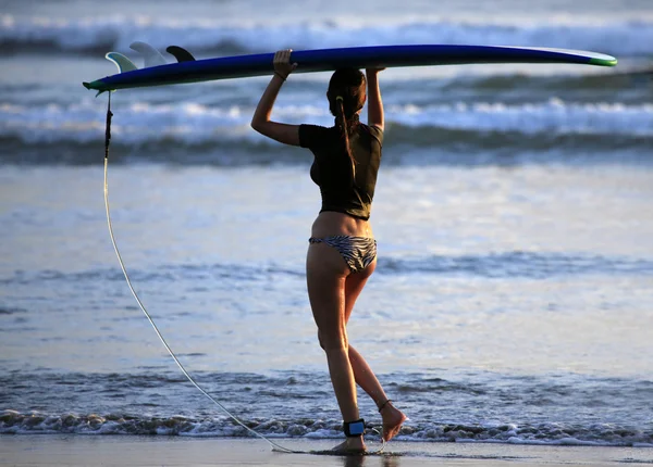 Surfer an der Küste — Stockfoto