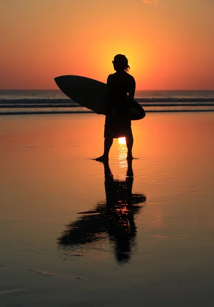 Surfer bei Sonnenuntergang — Stockfoto