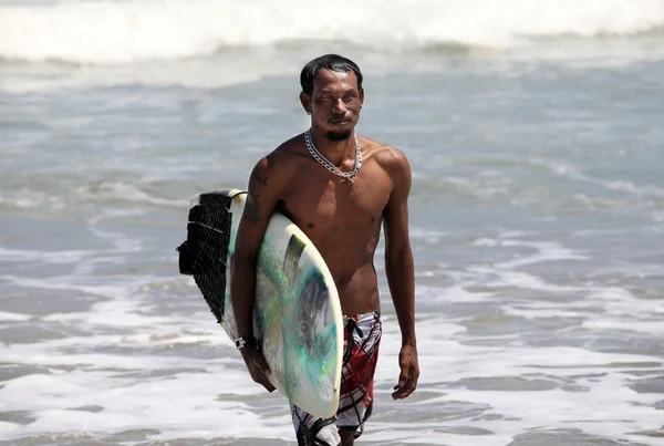 Surfeur sur un littoral — Photo