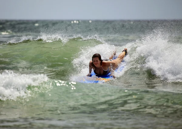 Kvinna-surfare — Stockfoto