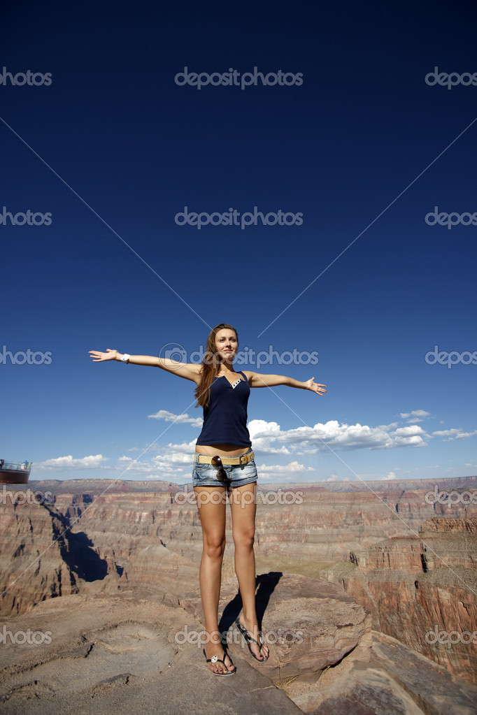 Обалденная девчонка в соло снимается в каньоне