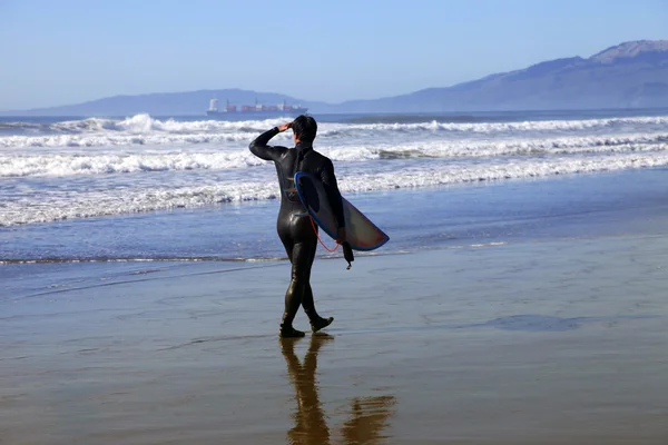 Surfare på en kust — Stockfoto