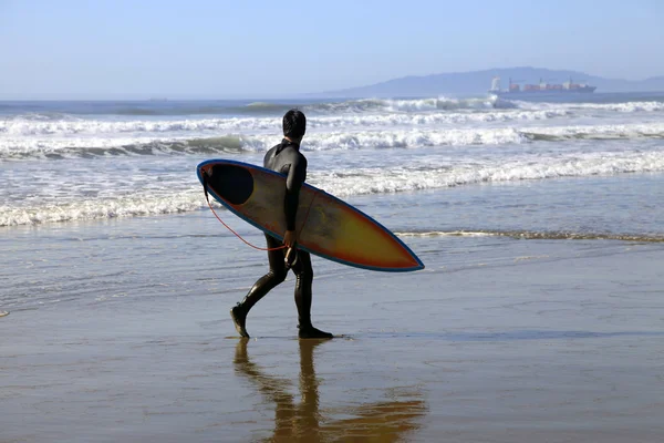 Surfer na linii brzegowej — Zdjęcie stockowe