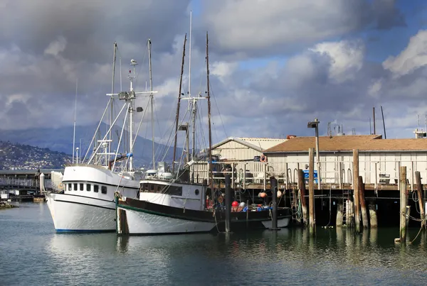 Yates en un muelle —  Fotos de Stock