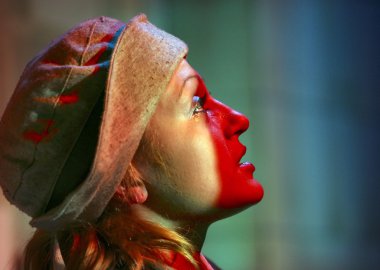 oyuncu bir sahnede ağlayan