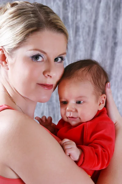 Yeni doğan bebeğin annesiyle — Stok fotoğraf