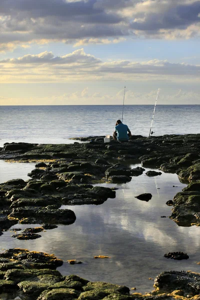 O pescador na costa — Fotografia de Stock