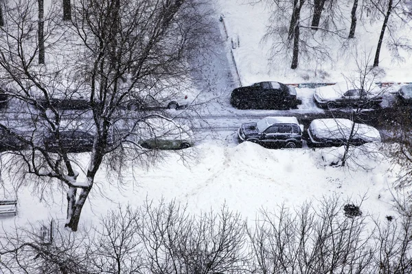 Снежная зимняя улица — стоковое фото