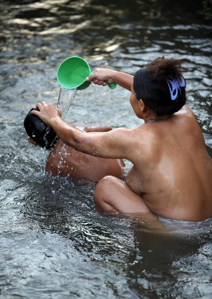 Das Baden des Kindes — Stockfoto