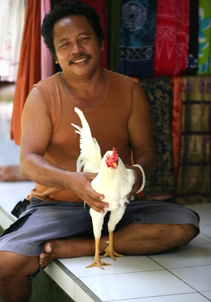 Homem com o galo — Fotografia de Stock