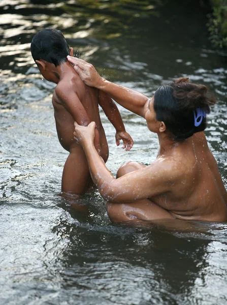 Badning av barn — Stockfoto