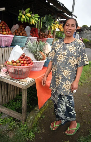 Verkoopster van fruit — Stockfoto