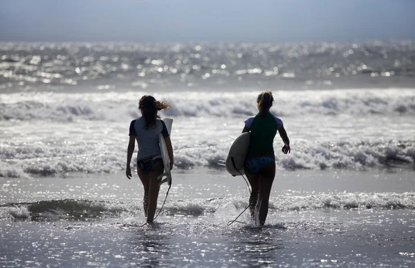 Duas Surfistas Meninas — Fotografia de Stock