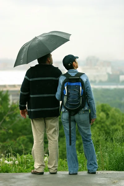 Due sotto un ombrello — Foto Stock