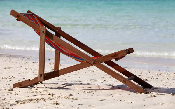 Chaise lounge en una playa — Foto de Stock