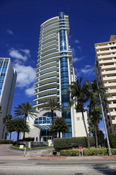 Lyxig lägenhet byggnad i miami, florida. — Stockfoto