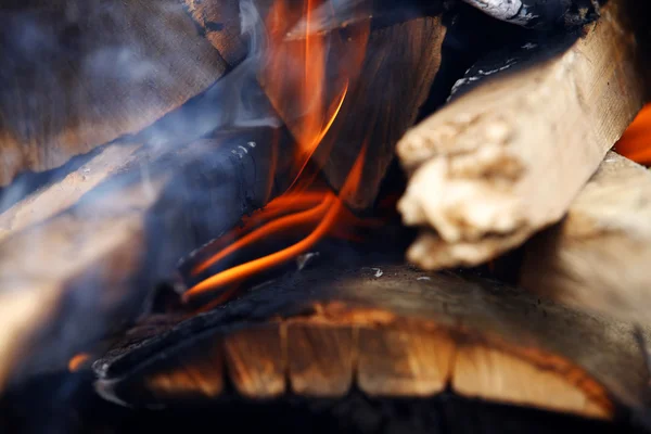 Fiamme e bagliore in un bruciatore a legna — Foto Stock