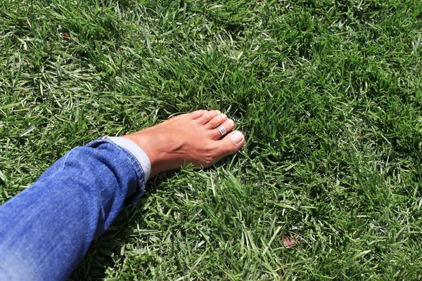 Босые ноги в зеленой траве — стоковое фото