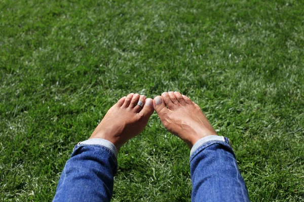 Γυμνά πόδια στο πράσινο γρασίδι — Φωτογραφία Αρχείου
