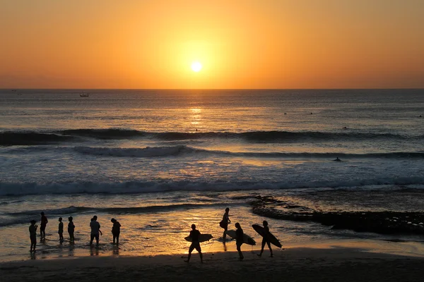 Surfeurs au coucher du soleil — Photo