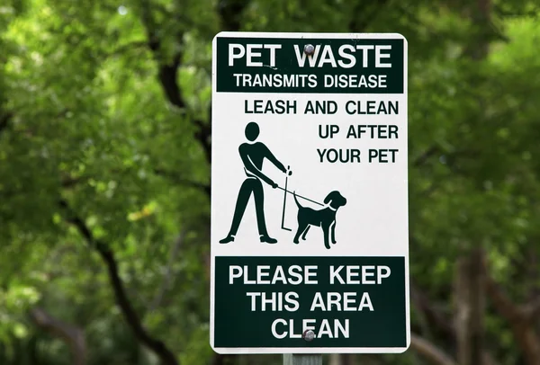 公園でのペットの廃棄物サイン — ストック写真