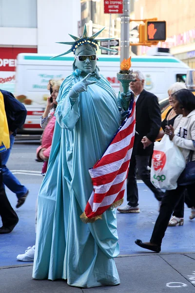 Artista imitando statua della libertà — Foto Stock