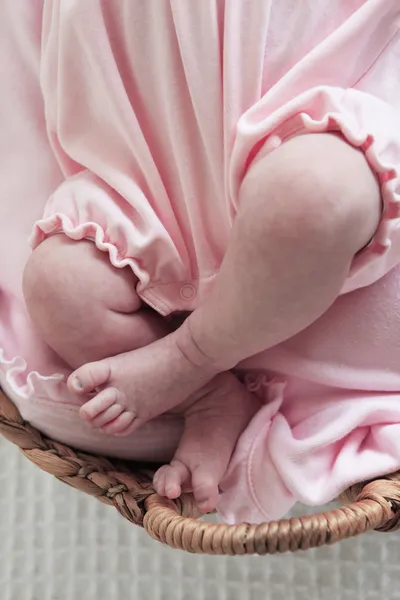 Pequenas pernas de bebê — Fotografia de Stock