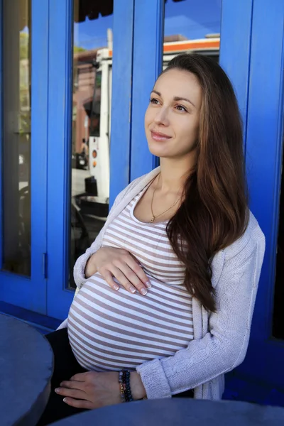 Mujer embarazada hermosa — Foto de Stock