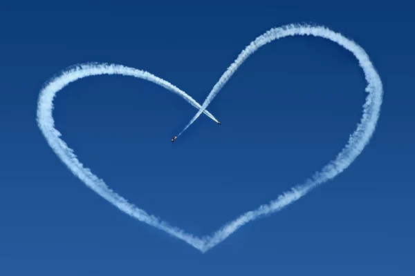 Avions Skywriting un coeur — Photo