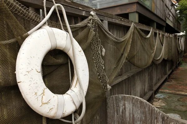 Fischernetze und Rettungsring — Stockfoto