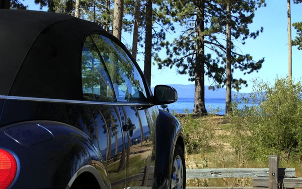 Uitzicht vanaf de auto aan het meer — Stockfoto