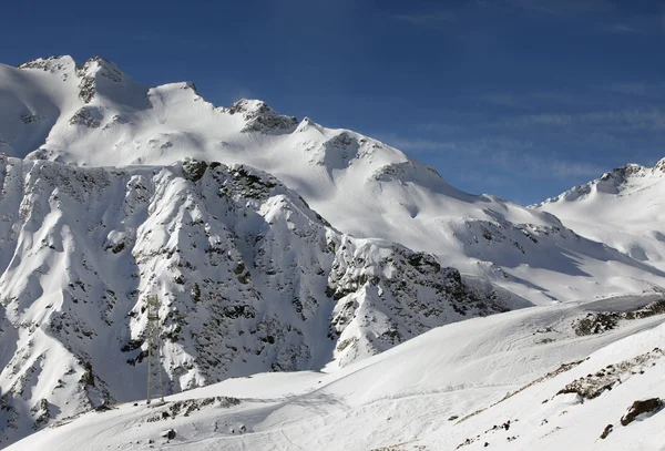 Bulutlar, dağlar — Stok fotoğraf