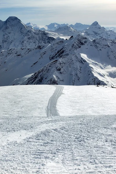 Montagnes dans les nuages — Photo